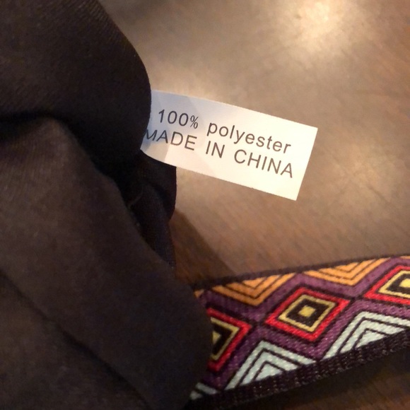 🍐 Puffy lightweight nylon messenger bag, wide abstract strap, gold tone clip - Picture 9 of 15